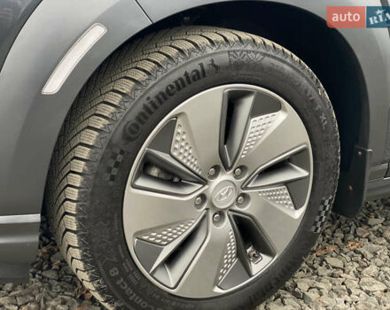 Серый Хендай Kona Electric, объемом двигателя 0 л и пробегом 89 тыс. км за 16900 $, фото 86 на Automoto.ua