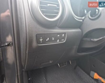 Серый Хендай Kona Electric, объемом двигателя 0 л и пробегом 89 тыс. км за 19500 $, фото 19 на Automoto.ua