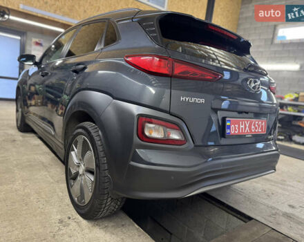 Серый Хендай Kona Electric, объемом двигателя 0 л и пробегом 137 тыс. км за 16700 $, фото 2 на Automoto.ua