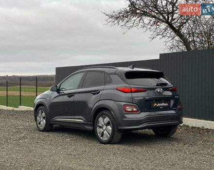 Серый Хендай Kona Electric, объемом двигателя 0 л и пробегом 89 тыс. км за 16900 $, фото 80 на Automoto.ua