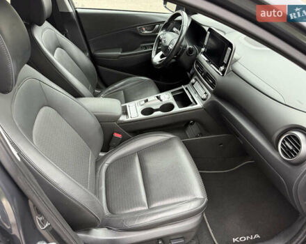 Серый Хендай Kona Electric, объемом двигателя 0 л и пробегом 103 тыс. км за 17300 $, фото 34 на Automoto.ua