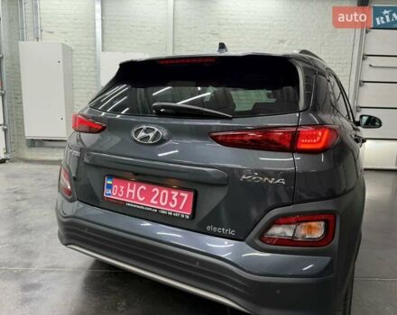 Серый Хендай Kona Electric, объемом двигателя 0 л и пробегом 113 тыс. км за 17094 $, фото 4 на Automoto.ua