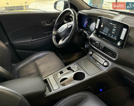 Серый Хендай Kona Electric, объемом двигателя 0 л и пробегом 120 тыс. км за 16999 $, фото 44 на Automoto.ua