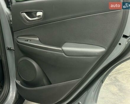 Серый Хендай Kona Electric, объемом двигателя 0 л и пробегом 129 тыс. км за 16430 $, фото 22 на Automoto.ua