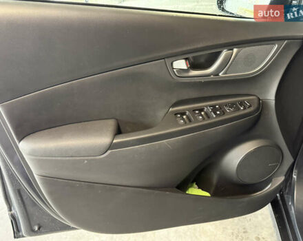 Серый Хендай Kona Electric, объемом двигателя 0 л и пробегом 120 тыс. км за 16999 $, фото 48 на Automoto.ua