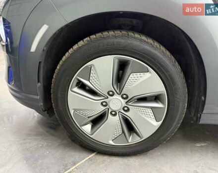 Серый Хендай Kona Electric, объемом двигателя 0 л и пробегом 113 тыс. км за 16818 $, фото 10 на Automoto.ua