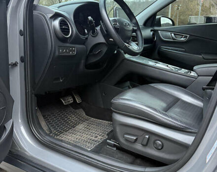 Серый Хендай Kona Electric, объемом двигателя 0 л и пробегом 98 тыс. км за 16500 $, фото 8 на Automoto.ua