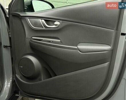 Серый Хендай Kona Electric, объемом двигателя 0 л и пробегом 129 тыс. км за 16430 $, фото 24 на Automoto.ua