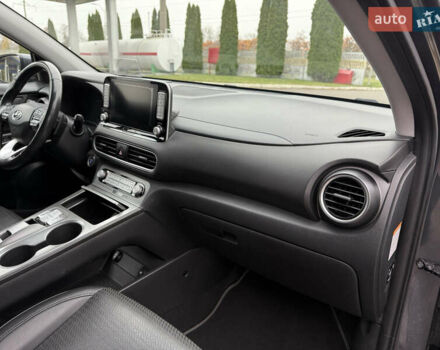 Серый Хендай Kona Electric, объемом двигателя 0 л и пробегом 103 тыс. км за 17300 $, фото 35 на Automoto.ua