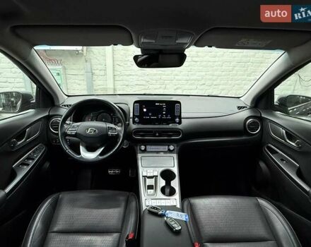 Серый Хендай Kona Electric, объемом двигателя 0 л и пробегом 113 тыс. км за 16818 $, фото 6 на Automoto.ua