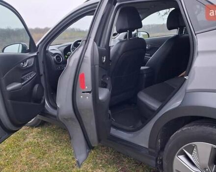 Серый Хендай Kona Electric, объемом двигателя 0 л и пробегом 180 тыс. км за 16700 $, фото 50 на Automoto.ua