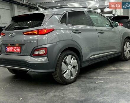 Серый Хендай Kona Electric, объемом двигателя 0 л и пробегом 129 тыс. км за 16430 $, фото 4 на Automoto.ua