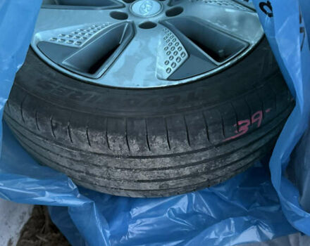 Серый Хендай Kona Electric, объемом двигателя 0 л и пробегом 120 тыс. км за 16999 $, фото 81 на Automoto.ua