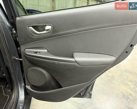 Серый Хендай Kona Electric, объемом двигателя 0 л и пробегом 113 тыс. км за 17094 $, фото 18 на Automoto.ua