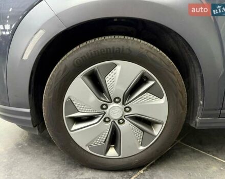 Серый Хендай Kona Electric, объемом двигателя 0 л и пробегом 113 тыс. км за 17094 $, фото 5 на Automoto.ua