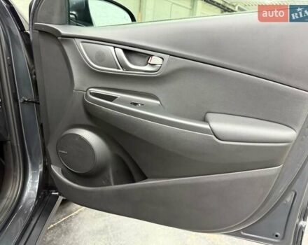 Серый Хендай Kona Electric, объемом двигателя 0 л и пробегом 113 тыс. км за 17094 $, фото 17 на Automoto.ua