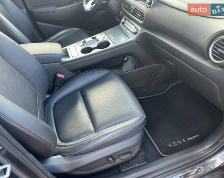 Серый Хендай Kona Electric, объемом двигателя 0 л и пробегом 130 тыс. км за 17400 $, фото 18 на Automoto.ua