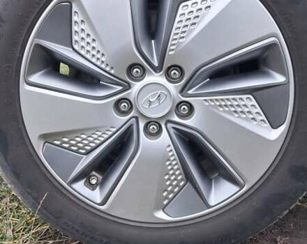 Серый Хендай Kona Electric, объемом двигателя 0 л и пробегом 180 тыс. км за 16700 $, фото 34 на Automoto.ua