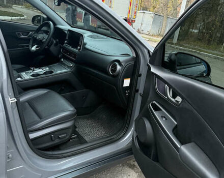 Серый Хендай Kona Electric, объемом двигателя 0 л и пробегом 98 тыс. км за 16500 $, фото 12 на Automoto.ua