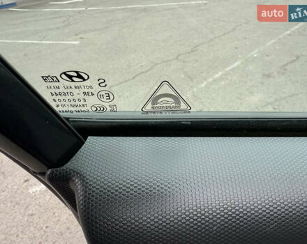 Серый Хендай Kona Electric, объемом двигателя 0 л и пробегом 103 тыс. км за 17300 $, фото 18 на Automoto.ua