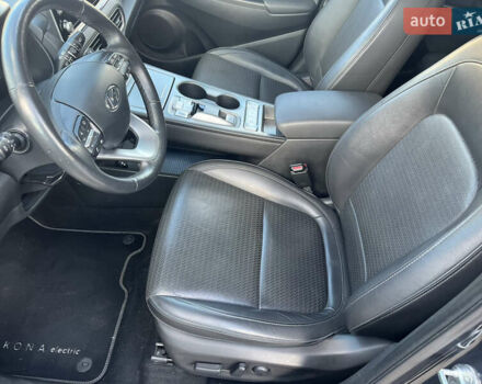 Серый Хендай Kona Electric, объемом двигателя 0 л и пробегом 130 тыс. км за 17400 $, фото 14 на Automoto.ua