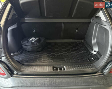 Серый Хендай Kona Electric, объемом двигателя 0 л и пробегом 120 тыс. км за 16999 $, фото 65 на Automoto.ua