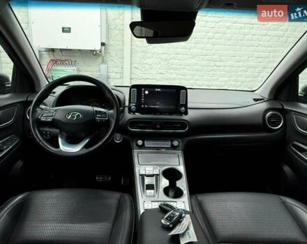 Серый Хендай Kona Electric, объемом двигателя 0 л и пробегом 113 тыс. км за 17094 $, фото 1 на Automoto.ua