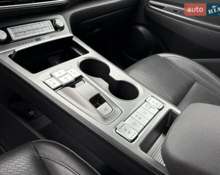 Серый Хендай Kona Electric, объемом двигателя 0 л и пробегом 103 тыс. км за 17300 $, фото 29 на Automoto.ua