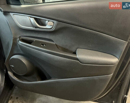 Серый Хендай Kona Electric, объемом двигателя 0 л и пробегом 120 тыс. км за 16999 $, фото 70 на Automoto.ua