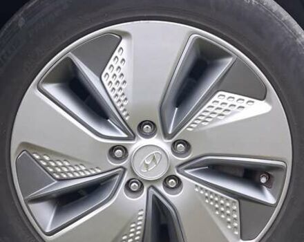 Серый Хендай Kona Electric, объемом двигателя 0 л и пробегом 180 тыс. км за 16700 $, фото 35 на Automoto.ua