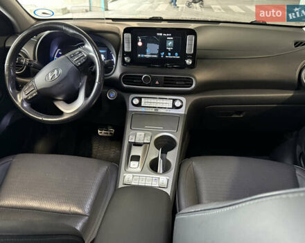 Серый Хендай Kona Electric, объемом двигателя 0 л и пробегом 120 тыс. км за 16999 $, фото 40 на Automoto.ua