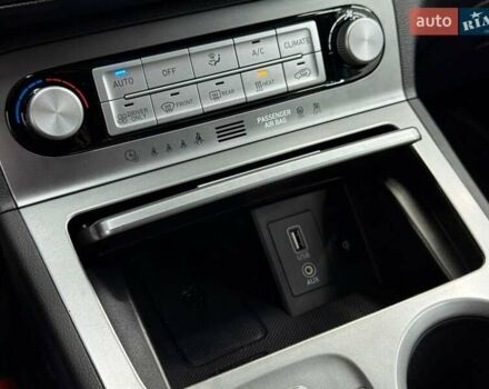 Серый Хендай Kona Electric, объемом двигателя 0 л и пробегом 129 тыс. км за 16430 $, фото 19 на Automoto.ua