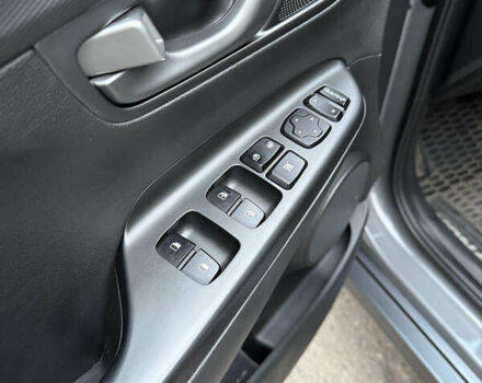 Серый Хендай Kona Electric, объемом двигателя 0 л и пробегом 98 тыс. км за 16500 $, фото 9 на Automoto.ua