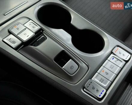 Серый Хендай Kona Electric, объемом двигателя 0 л и пробегом 129 тыс. км за 16430 $, фото 18 на Automoto.ua