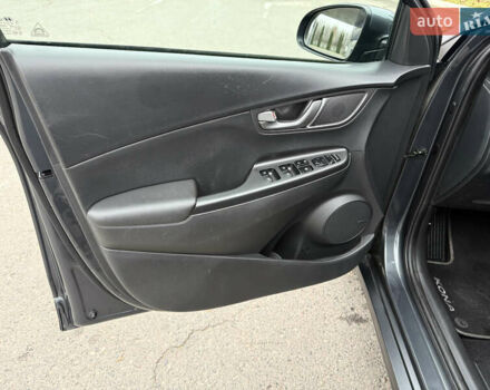 Серый Хендай Kona Electric, объемом двигателя 0 л и пробегом 103 тыс. км за 17300 $, фото 19 на Automoto.ua