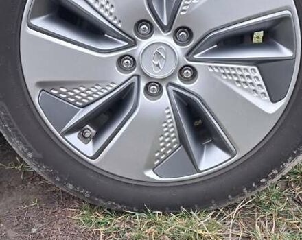 Серый Хендай Kona Electric, объемом двигателя 0 л и пробегом 180 тыс. км за 16700 $, фото 37 на Automoto.ua