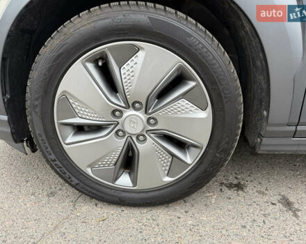 Серый Хендай Kona Electric, объемом двигателя 0 л и пробегом 103 тыс. км за 17300 $, фото 16 на Automoto.ua