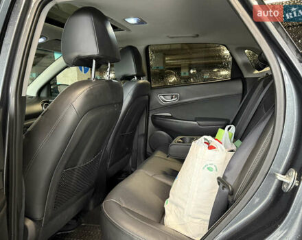 Серый Хендай Kona Electric, объемом двигателя 0 л и пробегом 120 тыс. км за 16999 $, фото 58 на Automoto.ua