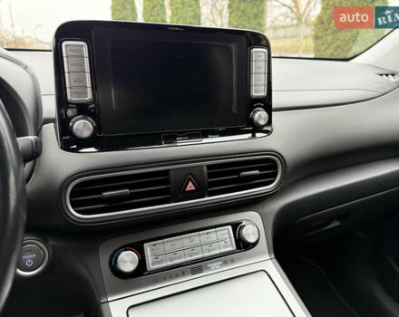 Серый Хендай Kona Electric, объемом двигателя 0 л и пробегом 103 тыс. км за 17300 $, фото 26 на Automoto.ua