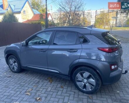 Серый Хендай Kona Electric, объемом двигателя 0 л и пробегом 140 тыс. км за 16999 $, фото 4 на Automoto.ua
