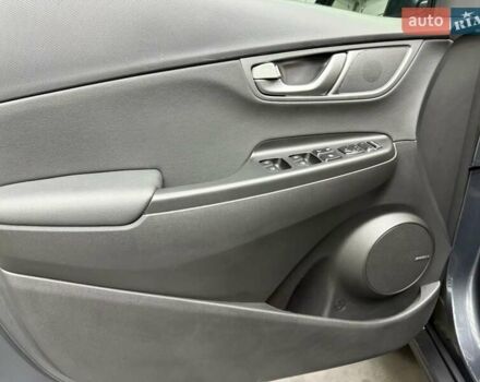 Серый Хендай Kona Electric, объемом двигателя 0 л и пробегом 113 тыс. км за 16818 $, фото 12 на Automoto.ua
