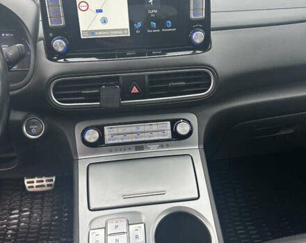 Серый Хендай Kona Electric, объемом двигателя 0 л и пробегом 85 тыс. км за 18300 $, фото 25 на Automoto.ua