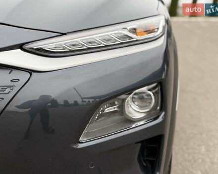 Серый Хендай Kona Electric, объемом двигателя 0 л и пробегом 103 тыс. км за 17300 $, фото 5 на Automoto.ua