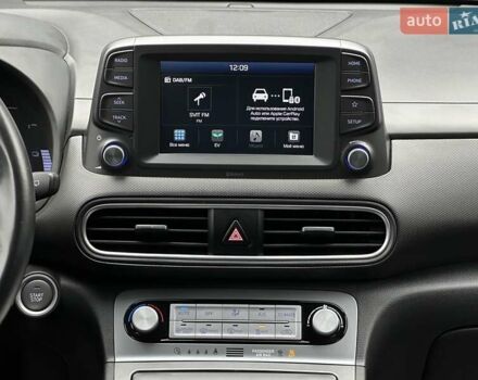 Сірий Хендай Kona Electric, об'ємом двигуна 0 л та пробігом 63 тис. км за 18500 $, фото 24 на Automoto.ua