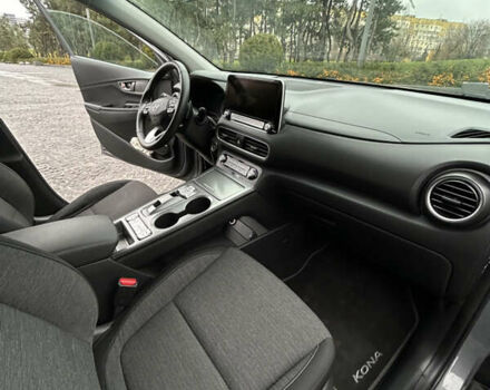 Сірий Хендай Kona Electric, об'ємом двигуна 0 л та пробігом 61 тис. км за 15780 $, фото 24 на Automoto.ua