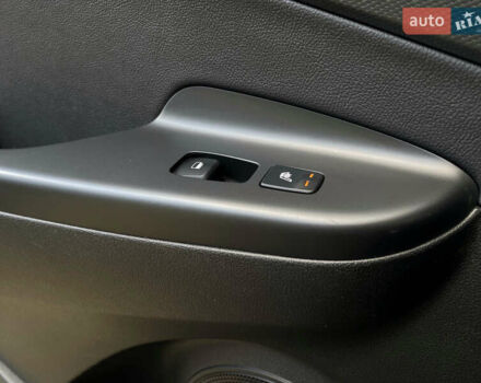 Серый Хендай Kona Electric, объемом двигателя 0 л и пробегом 69 тыс. км за 20400 $, фото 5 на Automoto.ua