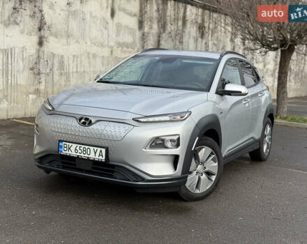 Серый Хендай Kona Electric, объемом двигателя 0 л и пробегом 26 тыс. км за 18850 $, фото 2 на Automoto.ua