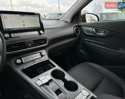 Сірий Хендай Kona Electric, об'ємом двигуна 0 л та пробігом 76 тис. км за 20500 $, фото 74 на Automoto.ua