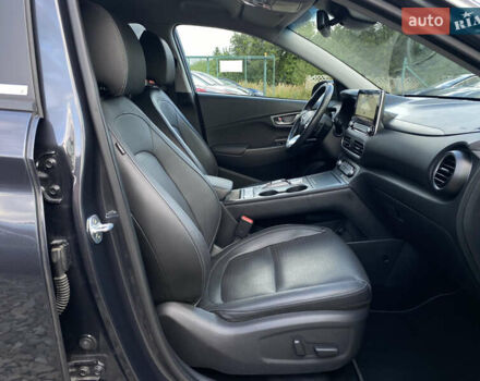 Серый Хендай Kona Electric, объемом двигателя 0 л и пробегом 69 тыс. км за 20400 $, фото 97 на Automoto.ua