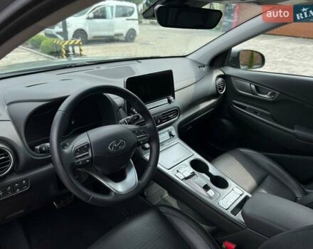 Серый Хендай Kona Electric, объемом двигателя 0 л и пробегом 117 тыс. км за 17990 $, фото 11 на Automoto.ua